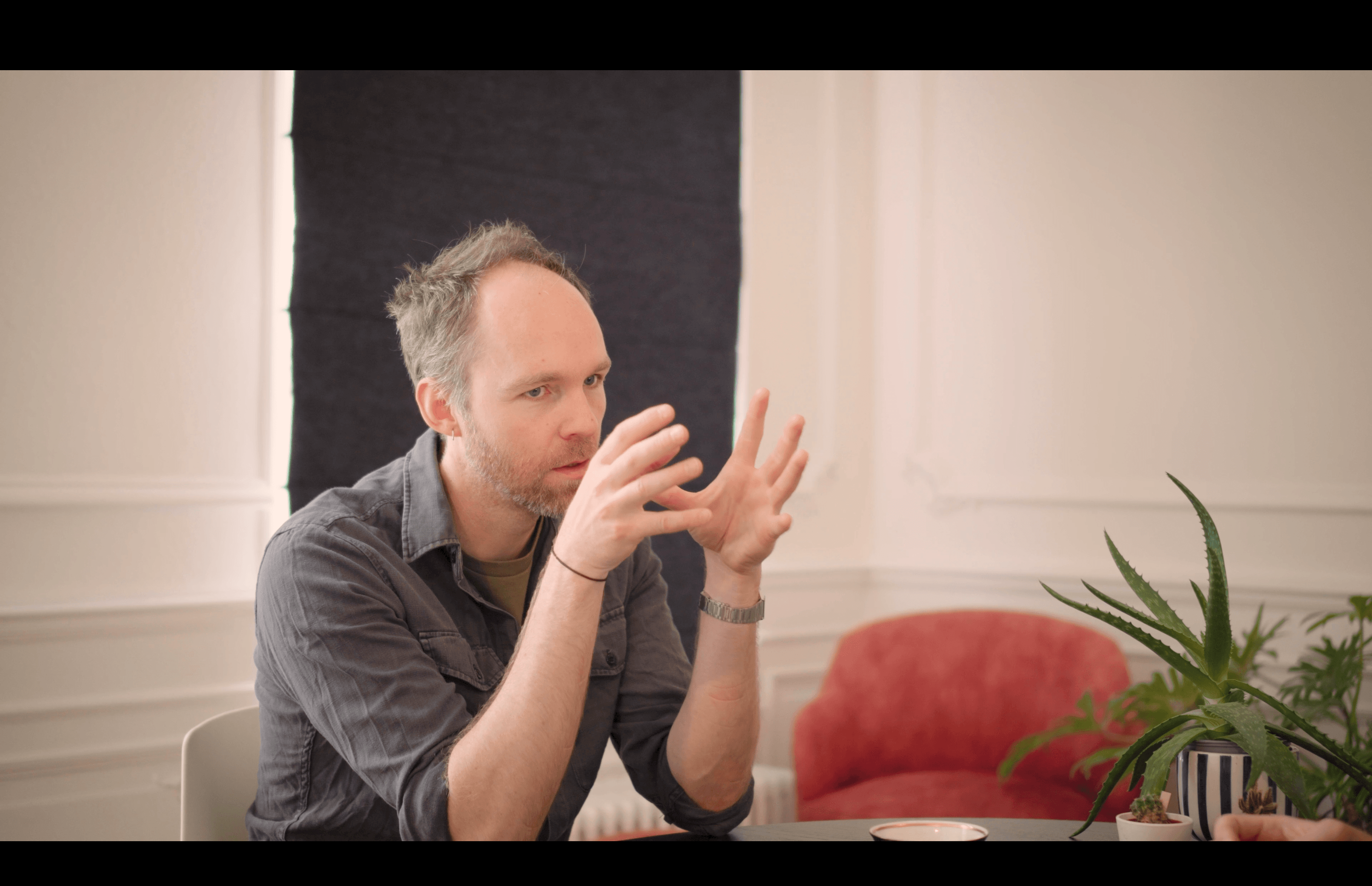 Opnamestudio met microfoon en koptelefoon tijdens een podcastopname